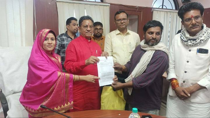 मंत्री श्री पटेल ने धारणाधिकार योजना के हितग्राहियों को किया पट्टों का वितरण